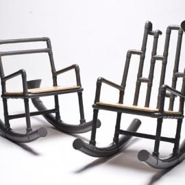 坐在椅子上，如临海边。