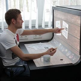 弯曲的数码工作台