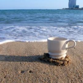 拧在沙滩上的杯子