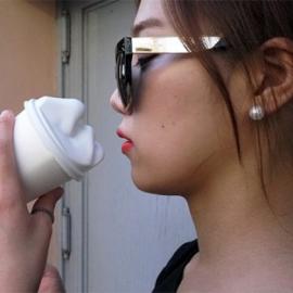 亲吻咖啡杯