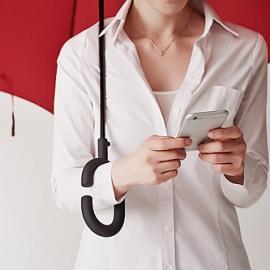 phone-brella 让你在大雨中搞机