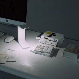 旧iPhone变身台灯和扬声器