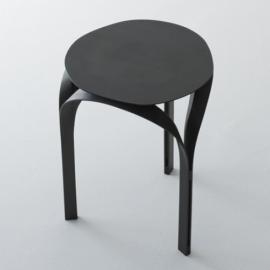 小巧精致Trio三脚凳