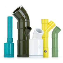 鲜艳的水管花瓶