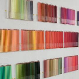 颜色铅笔组成的摆设