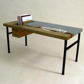 画有萨伏伊别墅的桌子