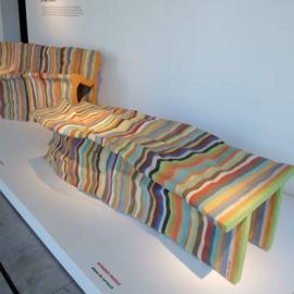 色彩缤纷长凳和桌子