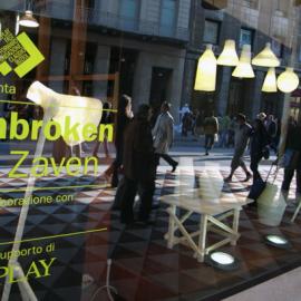 unbroken玻璃纤维石膏灯和花瓶