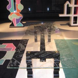 带有印记的玻璃桌