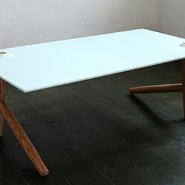 简单雅致的两腿茶几