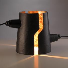 铜铸造的Tesla灯