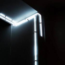 房间内的霓虹灯