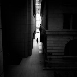 高对比下的黑白街头