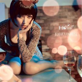 豹纹身猫咪女忧郁的眼神