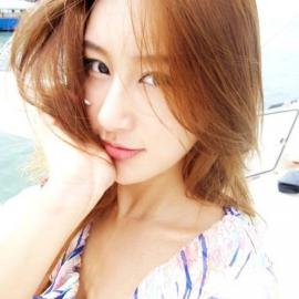 独自秀着美丽的帽檐