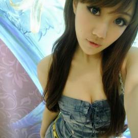 甜美的露事业线美女自拍