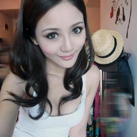 喜欢紧身小背心的宅女自拍