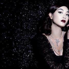 应采儿《时尚芭莎》炫色大片 妩媚多姿