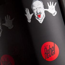 带有揶揄味道的路易斯 帕托葡萄酒标签