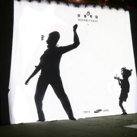 强大的互动式反虐童公益广告牌