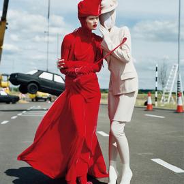 名模演绎时尚与交通标志的创意结合