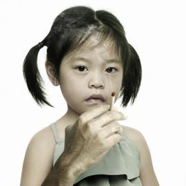 “无烟家庭”(SMOKE-FREE HOME)公益广告