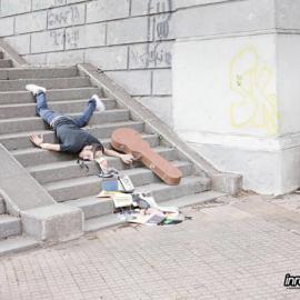 《Los Inrockuptibles》广告：这跤跌得惨！