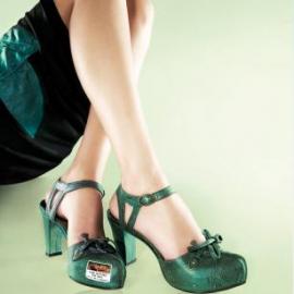 è. Eye-catching shoes广告招贴设计