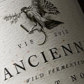 三款优雅精美的酒品包装