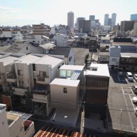 Alphaville 事务所在大阪设计的室内没有门的三层住宅