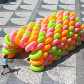 用沙滩内胎在葡萄牙建立了充气游乐场馆