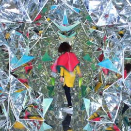 在集装箱内安装容纳人的 万花筒