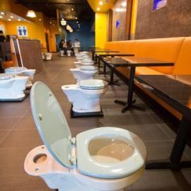 结合食和屎的厕所主题 Magic Restroom