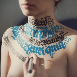 艺术家在女孩身体上创作美丽文字