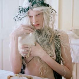 白发超模克莉丝汀半裸变诡异美人鱼挑战视觉