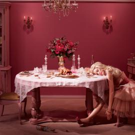 Dina Goldstein摄影作品：玩具屋中