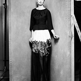 《ELLE》美国版2012年1月号名为《50s Lady in Waiting》