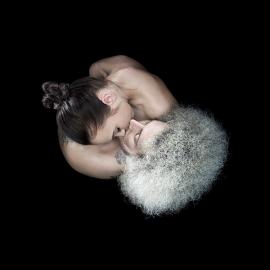 角度独特的“接吻”系列摄影作品