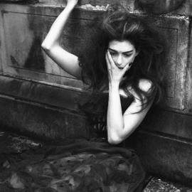 优雅的哥德式黑白时尚摄影--安‧海瑟威