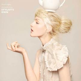 化个复古裸妆走入超现实梦境