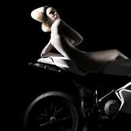 DUCATI 与女体的美丽结合―Desmo