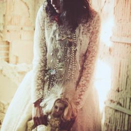 诡异废墟结合美丽时尚的摄影