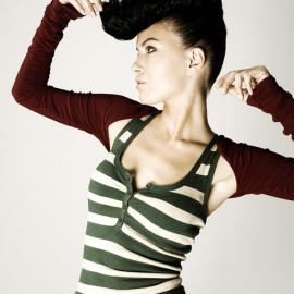 时尚摄影《在单调面前散发肢体魅力》