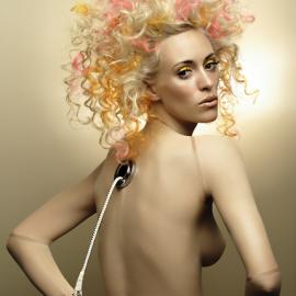 一丝不挂的木偶娃娃