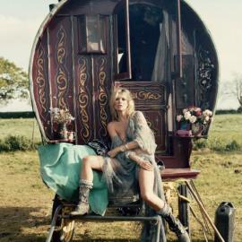 《V》杂志主题“Kate & The Gypsies”写真