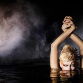 美国超模演绎大片―神秘水妖