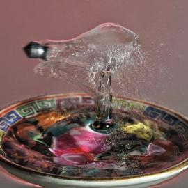 穿过水滴的子弹