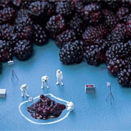 镜头下的巨型食物和微型人