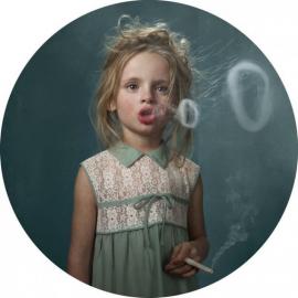 比利时摄影师Frieke Janssens ：“Smoking Kids”系列