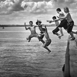 24张以水为题的黑白摄影作品